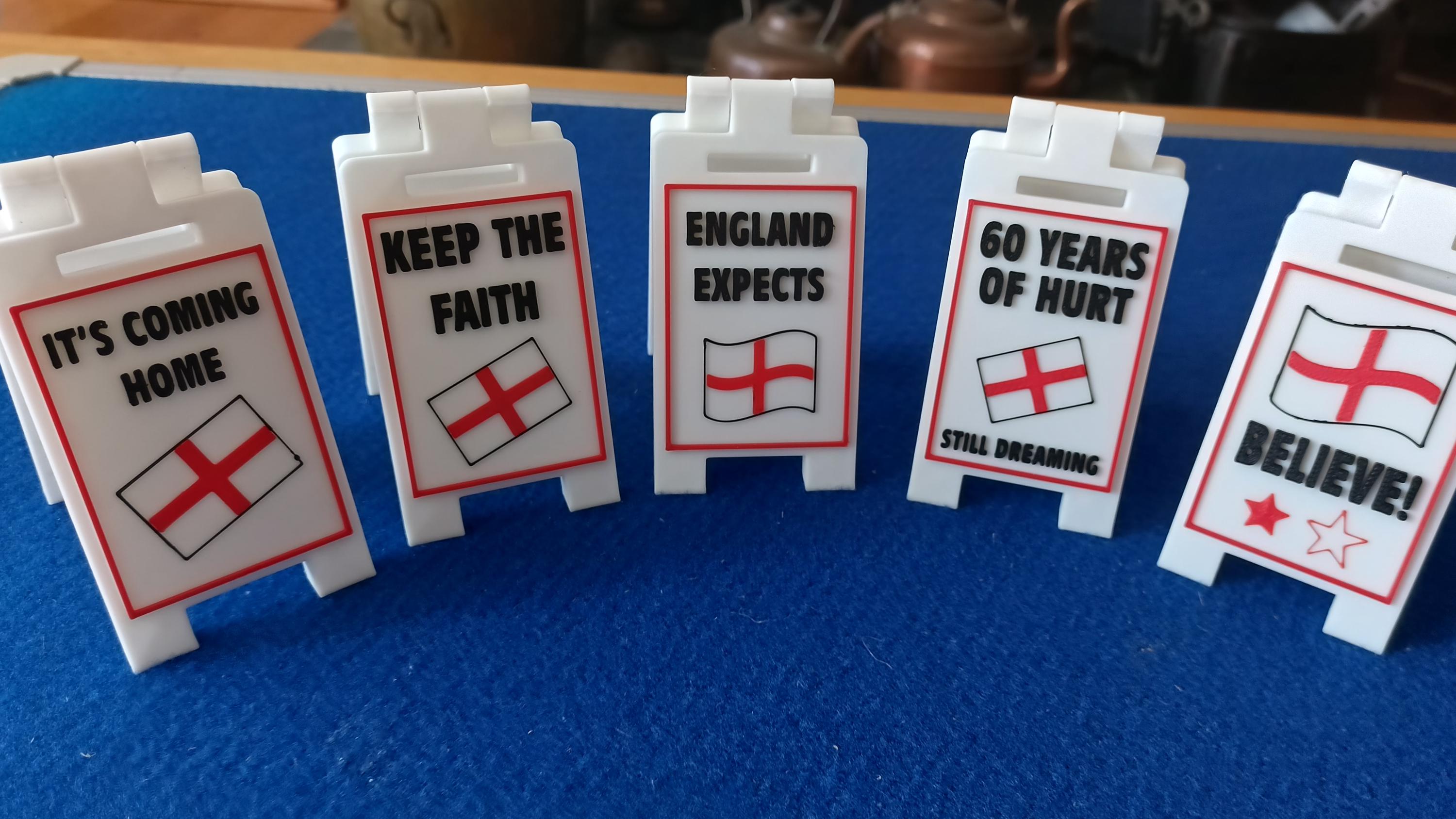 England Football World Cup 26 Mini Floor / Desk Signs 9cm